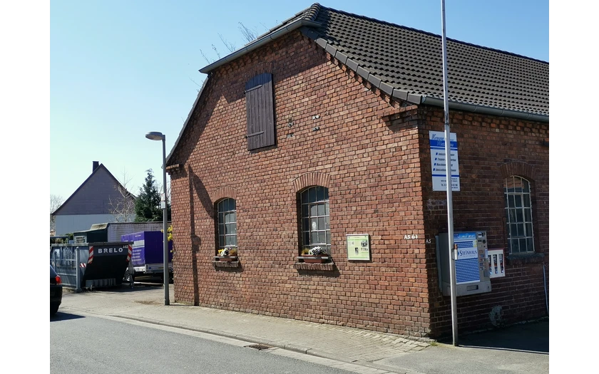 Eine Station des historischen Dorfrundgangs in Weslarn.