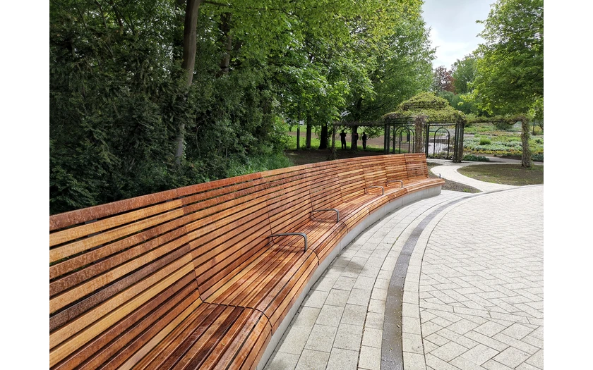 Neue Sitzgelegenheiten im Kurpark Bad Sassendorf