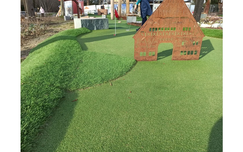 Auch markante Bad Sassendorfer Sehenswürdigkeiten wie der Hof Hueck und das Gradierwerk sind auf der Adventuregolf-Anlage im Kurpark Bad Sassendorf verbaut.