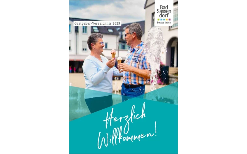 Das Titelbild des Gastgeberverzeichnisses ist 2021 Gelb. Herzlich Willkommen steht darauf. Das Foto zeigt eine Draufsicht auf die Außenbecken der Therme und das Gradierwerk im Hintergrund.