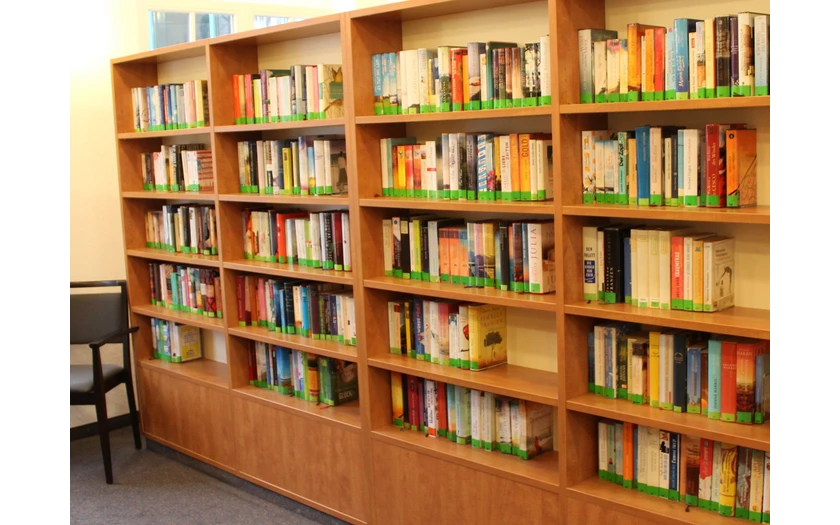 Bücherei im Haus des Gastes Regal voller Bücher im Haus des Gastes
