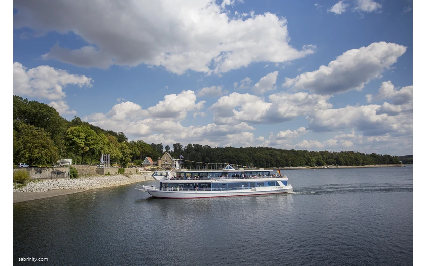 Mit 40 km Seeufer ist der Möhnesee ein ideales Ziel zum Schwimmen, Segeln und Surfen – kurz: zum Erholen, mit dem Rad über die Pengel-Anton-Route ohne große Steigungen zu erreichen..