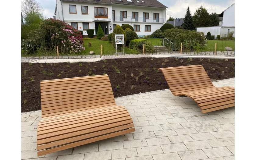 Neue Sitzgelegenheiten im Kurpark Bad Sassendorf
