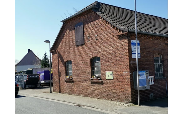 Eine Station des historischen Dorfrundgangs in Weslarn.