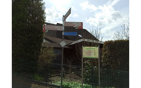 Im Bad Sassendorfer Ortsteil Weslarn startet der Wanderweg ins Naturschutzgebiet Woeste. Wir folgen einfach den Radwegweisern Richtung Bettinghausen.