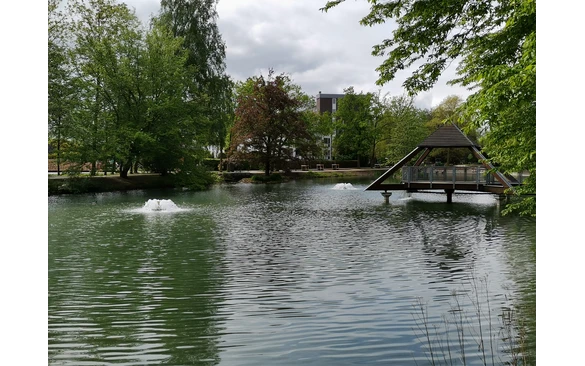 Der Teich mit Pyramide im Kurpark Bad Sassendorf