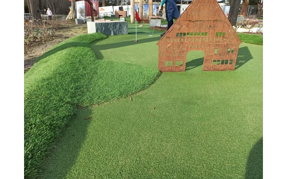 Auch markante Bad Sassendorfer Sehenswürdigkeiten wie der Hof Hueck und das Gradierwerk sind auf der Adventuregolf-Anlage im Kurpark Bad Sassendorf verbaut.