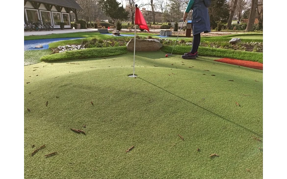 Ganz schön knifflig sind die Bahnen der Adventuregolfanlage im Kurpark Bad Sassendorf zum Teil, mit unterschiedlichen Höhen, verschiedenem Untergrund und durch Hindernisse hindurch.