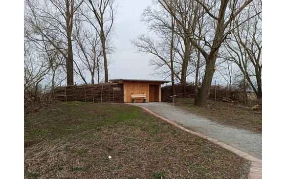 So sieht der neue Beobachtungspunkt im Naturschutzgebiet Woeste aus. Auf den Informationstafeln ist erläutert, welche Tiere in der Woeste zu finden sind.