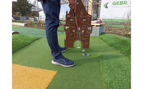 Von Geseke, über Erwitte bis nach Soest führen die Golfbahnen der Adventuregolfanlage Bad Sassendorf vorbei an bekannten Sehenswürdigkeiten wie hier dem Osthofentor, durch das gespielt wird.