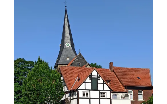 Entlang der TrioVelo - ein schöner Blick zurück auf die Kirche in Lohne.