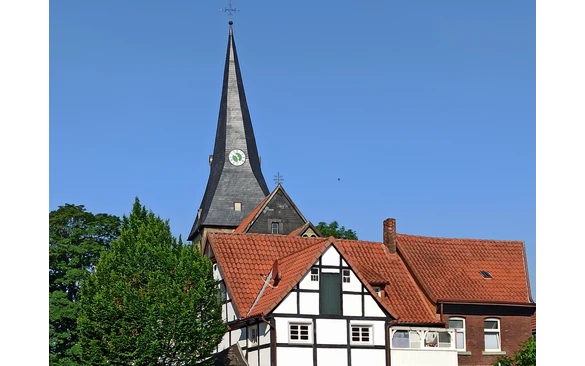 Entlang der TrioVelo - ein schöner Blick zurück auf die Kirche in Lohne.