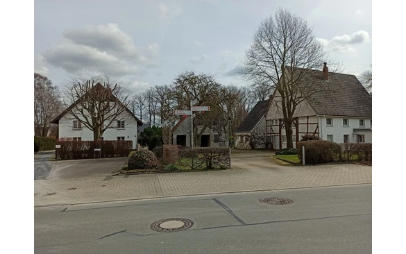 An dieser Gabelung befindet sich der Landgasthof Vogt, hier kann man eine Pause im Biergarten einlegen, dann geht es weiter Richtung Ostinghausen.