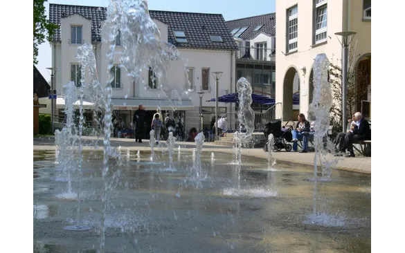 Doppelt erfrischend - der Jahnplatz Bad Sassendorf mit dem Fontänenfeld und der Eisdiele.
