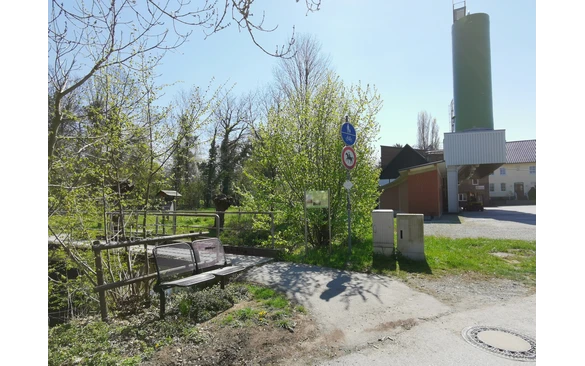 An der Mühle zweigt der Weg in das Naturschutzgebiet ab.