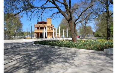 Mit der Sonne um die Wette glänzt das neue Erlebnis-Gradierwerk im Kurpark Bad Sassendorf. Von der ersten Etage aus genießt man einen schönen Blick über die Gartenspange hinweg bis zum Platz Nass.