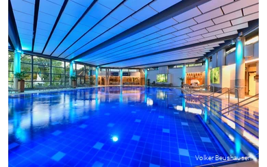 Sich treiben lassen und entspannen, die Börde-Therme Bad Sassendorf bietet dafür in ihrem großen Innenbecken und den zwei Außenbecken ausreichend Platz.reichend