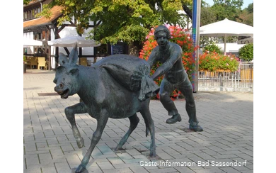 Die Sassendorfer Salzspuren sind ein Rundgang vom Hof Haulle durch den Ort und den Kurpark, vorbei an Gebäuden, Plätzen und Kunstwerken, die die lokale Salzhistorie dokumentieren und/oder für die Verwendung der Sole zu Heilzwecken stehen.