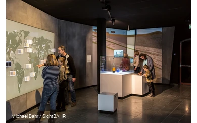 Tauchen Sie ein in die Geschichte von Salz und Sole am Hellweg! Entdecken Sie im Erlebnismuseum Westfälische Salzwelten in Bad Sassendorf, wie Salz aus Sole gewonnen wird, erleben Sie, wie Sole vernebelt wird, und erfahren Sie mehr über die gesunde Anwendung von Salz, Sole und Moor!