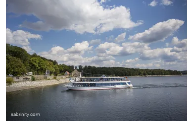Mit 40 km Seeufer ist der Möhnesee ein ideales Ziel zum Schwimmen, Segeln und Surfen – kurz: zum Erholen, mit dem Rad über die Pengel-Anton-Route ohne große Steigungen zu erreichen..