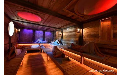Die Sauna im Gradierwerk ist eine der neuen attraktionen in der Börde-Therme Bad Sassendorf. Farb- und Lichtspiele runden das Saunaerlebnis ab. Gesundes Schwitzen in einer ganz besonderen Atmosphäre.