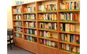 Regal voller Bücher im Haus des Gastes