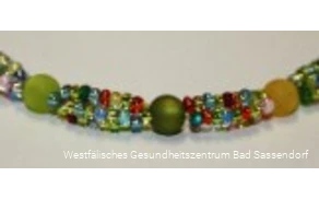 "Modeschmuck basteln" ist ein Angebot in der Kreativwerkstatt der Klinik Lindenplatz in Bad Sassendorf.