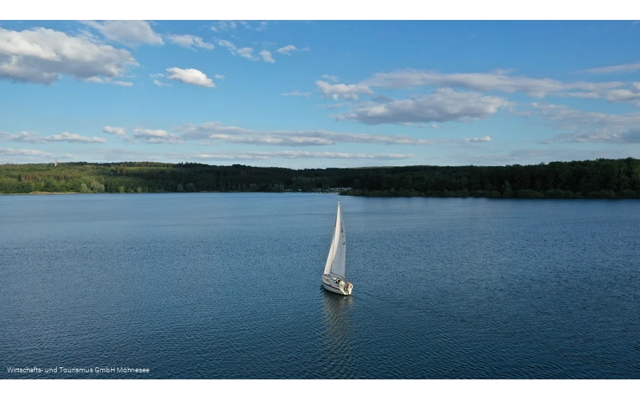 Segelboot auf dem Möhnesee