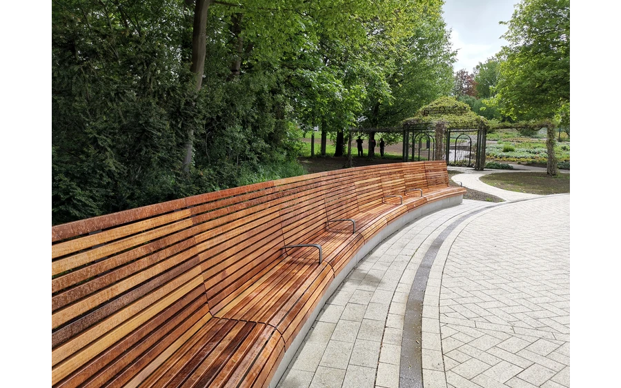 Neue Sitzgelegenheiten im Kurpark Bad Sassendorf
