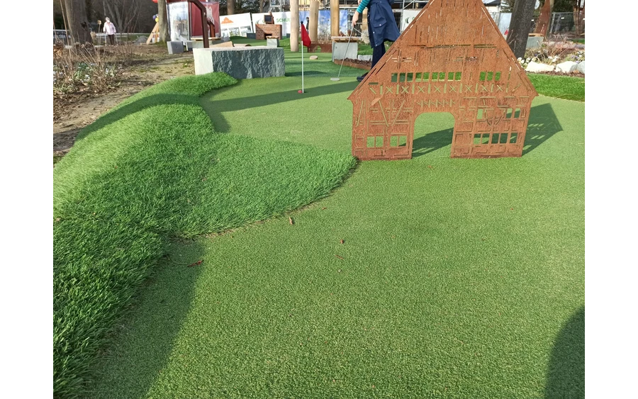 Auch markante Bad Sassendorfer Sehenswürdigkeiten wie der Hof Hueck und das Gradierwerk sind auf der Adventuregolf-Anlage im Kurpark Bad Sassendorf verbaut.