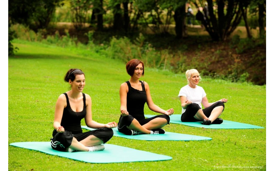 Möglichkeiten, zu entspannen, gibt es in Bad Sassendorf viele von A wie Autogenem Training bis Z wie Zen Meditation. Ein besonderes Angebot ist Yoga am Gradierwerk.