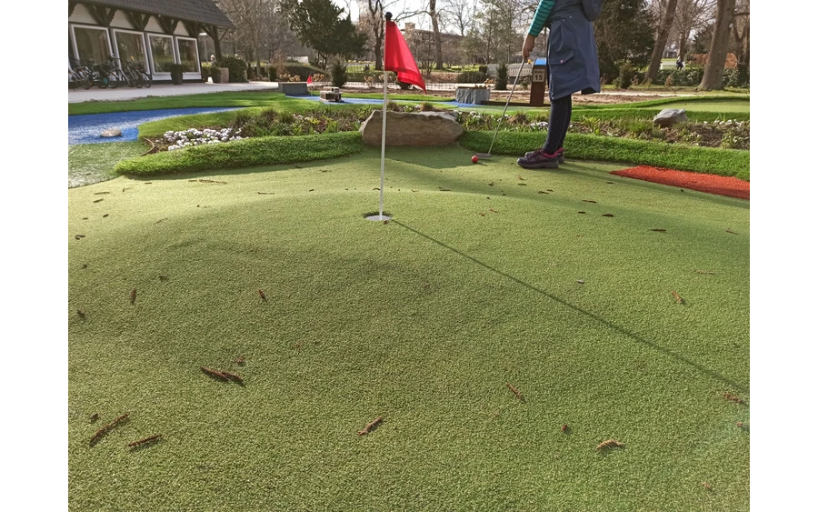 Ganz schön knifflig sind die Bahnen der Adventuregolfanlage im Kurpark Bad Sassendorf zum Teil, mit unterschiedlichen Höhen, verschiedenem Untergrund und durch Hindernisse hindurch.