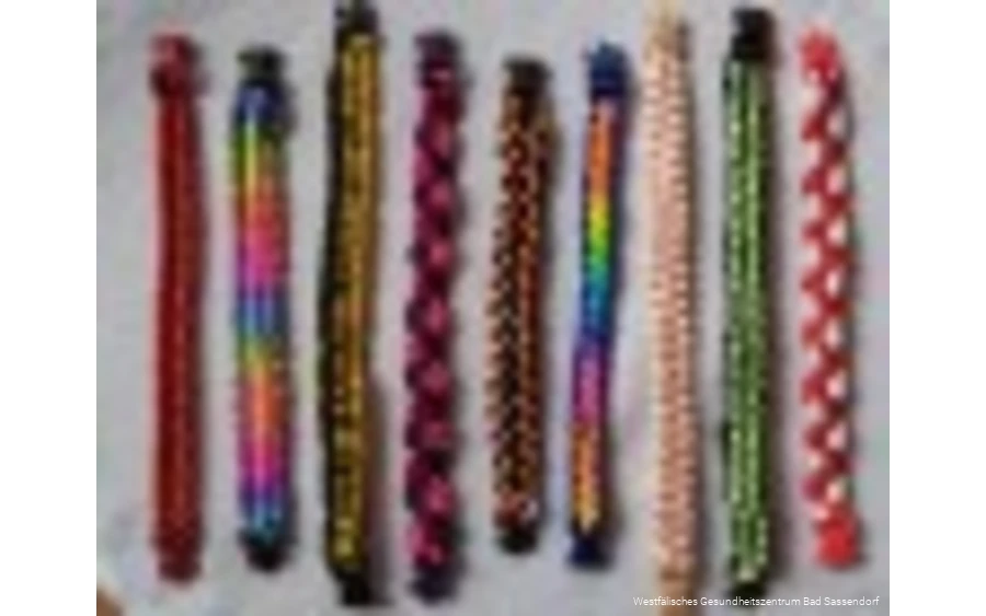 "Armbänder aus Nylon-Satin" ist ein Angebot in der Kreativwerkstatt der Klinik Lindenplatz in Bad Sassendorf.