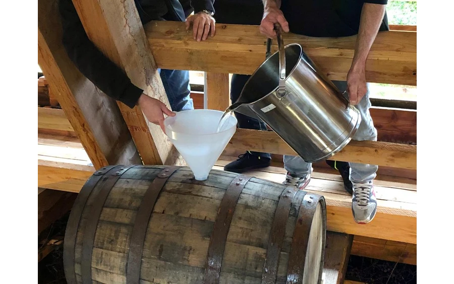 Einfüllen_Fass_I_2.jpg Einfüllen_Fass_I_2.jpg