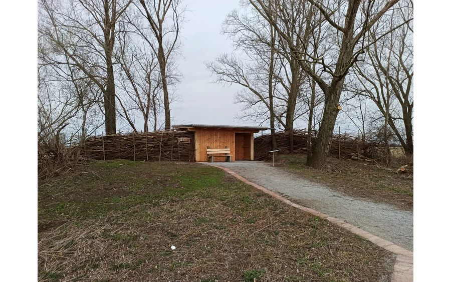 So sieht der neue Beobachtungspunkt im Naturschutzgebiet Woeste aus. Auf den Informationstafeln ist erläutert, welche Tiere in der Woeste zu finden sind.