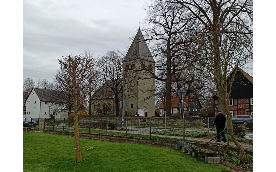 Die St. Urbanus-Kirche in Weslarn ist unser Start- und Zielpunkt. Wer noch Energie hat, ist herzlich zu einem historischen Ortsrundgang durch das beschauliche Weslarn eingeladen.