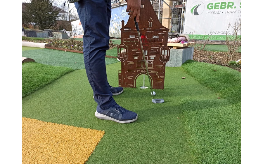 Von Geseke, über Erwitte bis nach Soest führen die Golfbahnen der Adventuregolfanlage Bad Sassendorf vorbei an bekannten Sehenswürdigkeiten wie hier dem Osthofentor, durch das gespielt wird.