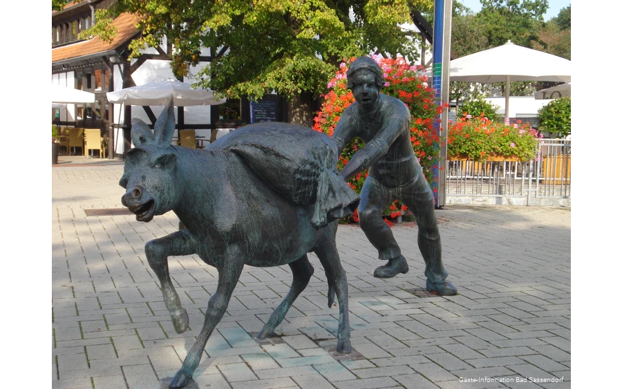 Die Sassendorfer Salzspuren sind ein Rundgang vom Hof Haulle durch den Ort und den Kurpark, vorbei an Gebäuden, Plätzen und Kunstwerken, die die lokale Salzhistorie dokumentieren und/oder für die Verwendung der Sole zu Heilzwecken stehen.