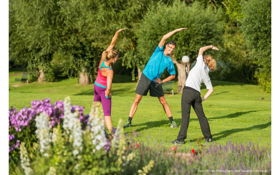 Fit im Kurpark, Yoga am Gradierwerk oder Qi Gong am Gradierwerk - probieren Sie die neuen "Gesund im Kurpark"-Angebote aus!