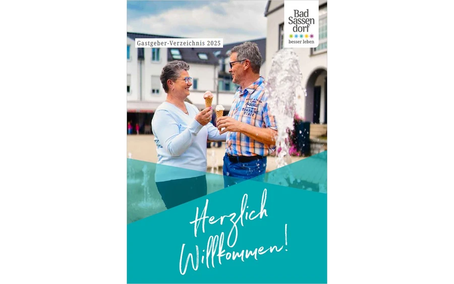 Das Titelbild des Gastgeberverzeichnisses ist 2021 Gelb. Herzlich Willkommen steht darauf. Das Foto zeigt eine Draufsicht auf die Außenbecken der Therme und das Gradierwerk im Hintergrund.