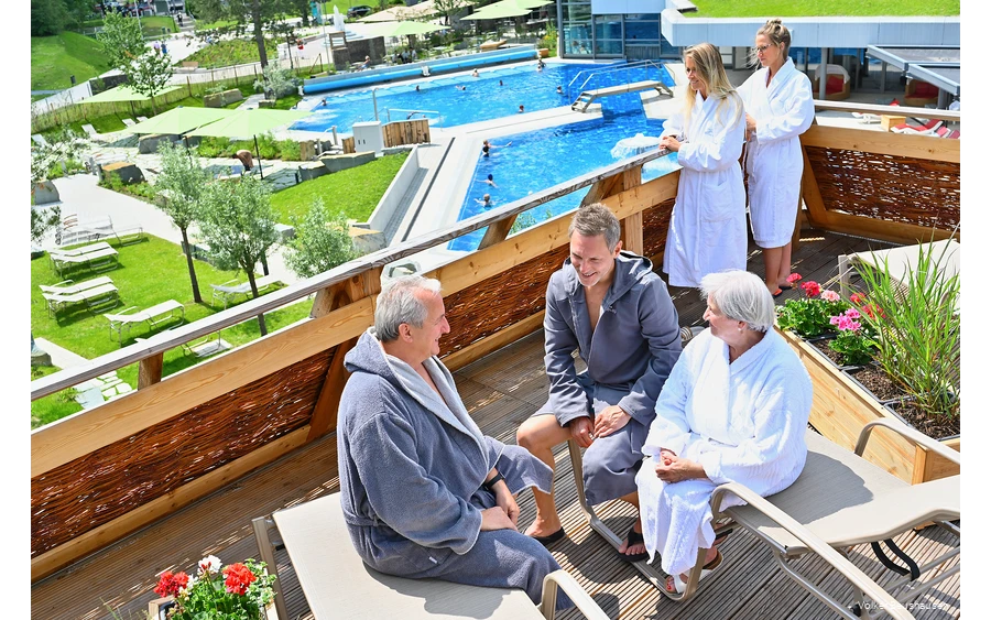 Ein Besuch der Badelandschaft in der Börde-Therme ist für alle ein Spaß - Champagnerliegen, Massagendüsen und der Sprudelpilz sorgen für Abwechslung.