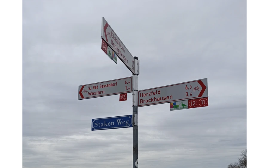 Von Ostinghausen führt der Woeste-Wanderweg zurück nach Weslarn. Insgesamt ist der Weg 9 Kilometer lang.