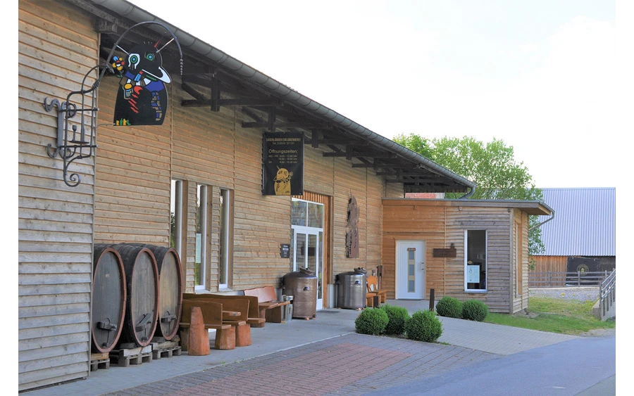 Brennerei-Aussen.jpg Brennerei-Aussen.jpg