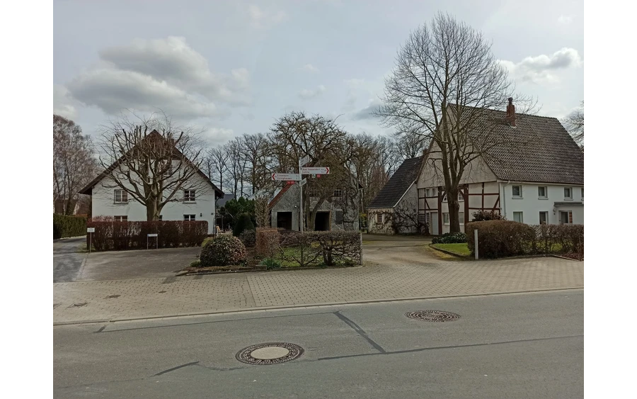 An dieser Gabelung befindet sich der Landgasthof Vogt, hier kann man eine Pause im Biergarten einlegen, dann geht es weiter Richtung Ostinghausen.