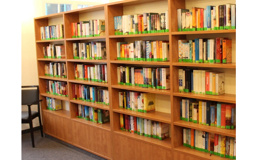 Regal voller Bücher im Haus des Gastes