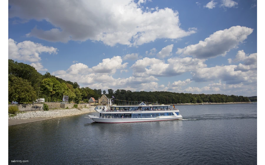 Mit 40 km Seeufer ist der Möhnesee ein ideales Ziel zum Schwimmen, Segeln und Surfen – kurz: zum Erholen, mit dem Rad über die Pengel-Anton-Route ohne große Steigungen zu erreichen..
