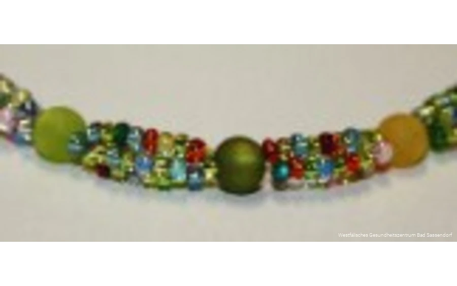 "Modeschmuck basteln" ist ein Angebot in der Kreativwerkstatt der Klinik Lindenplatz in Bad Sassendorf.