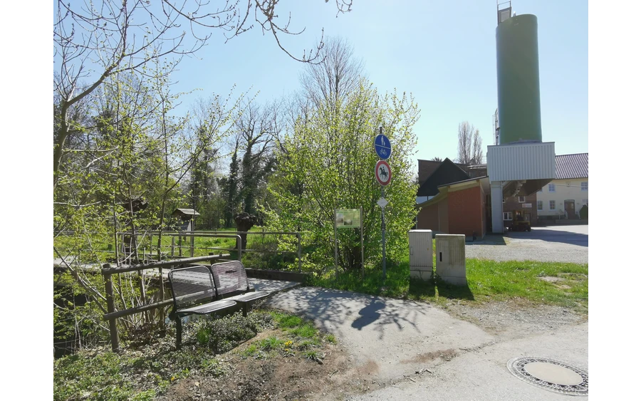 An der Mühle zweigt der Weg in das Naturschutzgebiet ab.