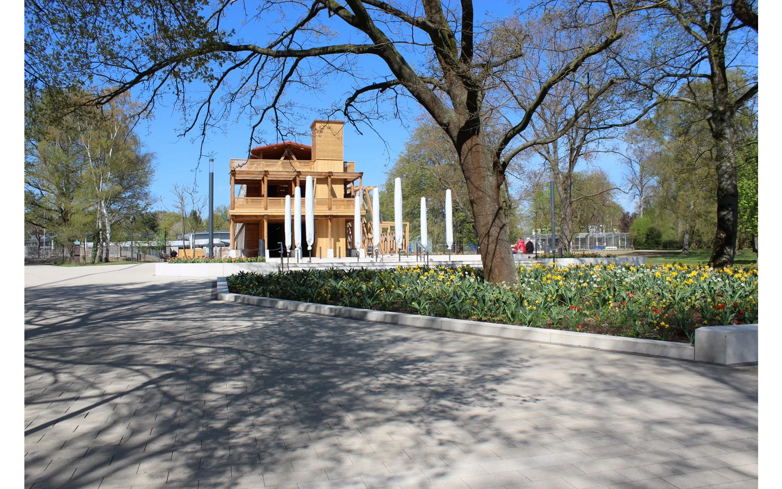 Mit der Sonne um die Wette glänzt das neue Erlebnis-Gradierwerk im Kurpark Bad Sassendorf. Von der ersten Etage aus genießt man einen schönen Blick über die Gartenspange hinweg bis zum Platz Nass.