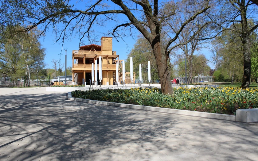 Mit der Sonne um die Wette glänzt das neue Erlebnis-Gradierwerk im Kurpark Bad Sassendorf. Von der ersten Etage aus genießt man einen schönen Blick über die Gartenspange hinweg bis zum Platz Nass.